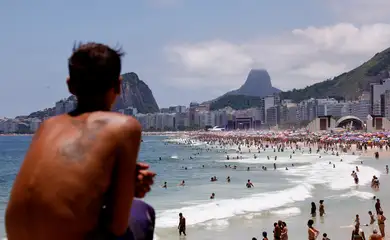 Rio de Janeiro(RJ), 31/12/2024 - Praia cheia com palcos montados na areia da Praia de Copacabana no último dia do ano.  Foto: Tânia Rêgo/Agência Brasil