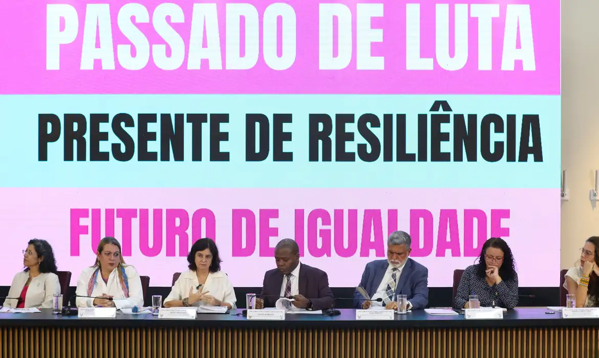 Brasília(DF), 29/01/2024 - A Secretária Nacional dos Direitos das Pessoas LGBTQIA+, Symmy Larrat Brito, a ministra da Saúde Nísia Trindade e o ministro dos Direitos Humanos e da Cidadania, Silvio Almeida, participam da comemoração dos 20 anos do Dia Nacional da Visibilidade Trans. Foto:Wilson Dias/Agência Brasil