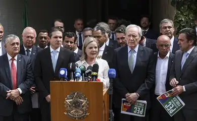 Brasília (DF), 08/04/2025 - O ministro da Justiça e Segurança Pública, Ricardo Lewandowski, e a ministra-chefe da Secretaria de Relações Institucionais, Gleisi Hoffmann, durante pronunciamento após apresentação da nova versão  da proposta de emenda à Constituição (PEC) da Segurança Pública ao presidente da Câmara dos Deputados, Hugo Motta, e líderes partidários da Casa. Foto: Marcelo Camargo/Agência Brasil
