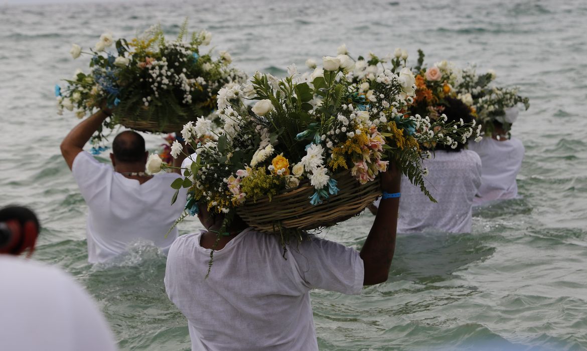 Rio de Janeiro (RJ) 02/02/2024 – Celebração ao Dia de Iemanjá, na praia do Arpoador. Foto: Fernando Frazão/Agência Brasil