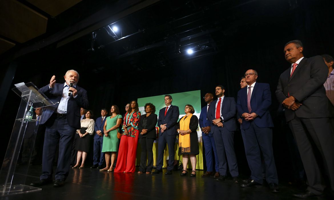 O presidente eleito, Luiz Inácio Lula da Silva, anuncia novos ministros que comporão o governo.