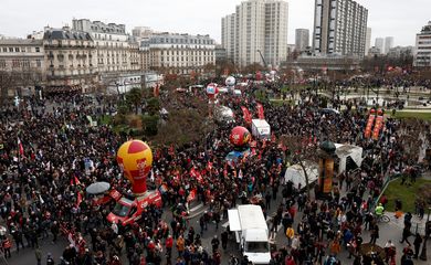 Manifestantes protestam contra reforma da Previdência em Paris