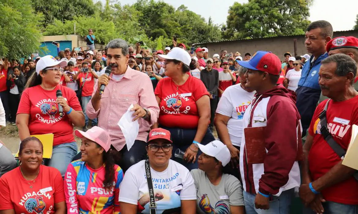 Brasília (DF) 23/08/2024 -  O presidente Nicolás Maduro visitou a Comuna Los Tacarigua Sur, localizada no estado de Carabobo, para inspecionar a construção do muro de contenção do canal Los Cocos, um dos projetos prioritários que foi aprovado na primeira eleição comunal. Foto: Ministerio del Poder Popular para las Comunas y los Movimientos Sociales/Divulgação