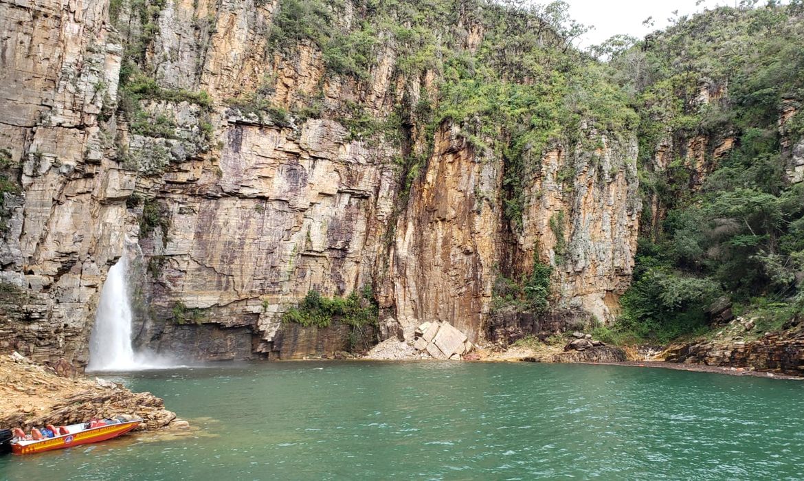 Local onde uma rocha das encostas do cânion do Capitólio, em Minas Gerais, desabou sobre barcos de turistas