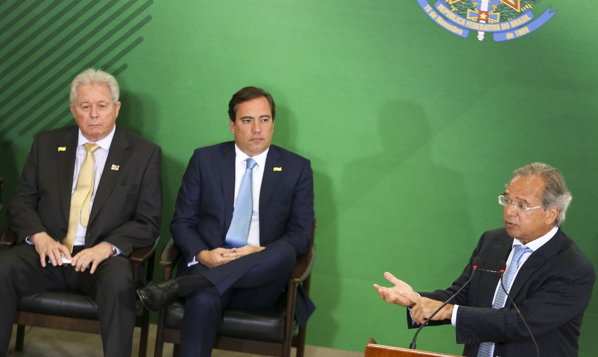 Os presidentes do Banco do Brasil, Rubem Novaes, da Caixa, Pedro Guimarães, e o ministro da Economia Paulo Guedes, durante cerimônia de posse aos presidentes dos bancos públicos.  