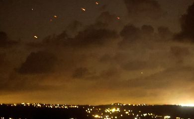 Projectiles fly in the sky after Iran fired a salvo of ballistic missiles at Israel amid ongoing hostilities between Hezbollah and Israeli forces, as seen from Tyre,  southern Lebanon October 1, 2024. Reuters/Aziz Taher/Proibida reprodução