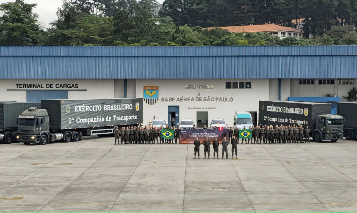 CHUVAS NO RS - Caminhões dos Correios e do Exército na Base Aérea de São Paulo com 200 tonelqadas de doações para o desabrigados do Rio Grande do Sul. Foto: FAB