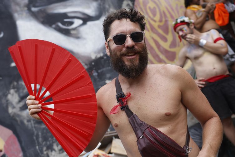 Rio de Janeiro (RJ), 08/02/2026 - O cineasta Rodrigo Freitas, participa do bloco latino tradicional do Rio, Bésame Mucho, desce ladeira do morro da Providência, no centro da cidade, com o tema da imigração e a revolta contra as sanções e perseguições impostas pelos Estados Unidos.
Foto: Tânia Rêgo/Agência Brasil