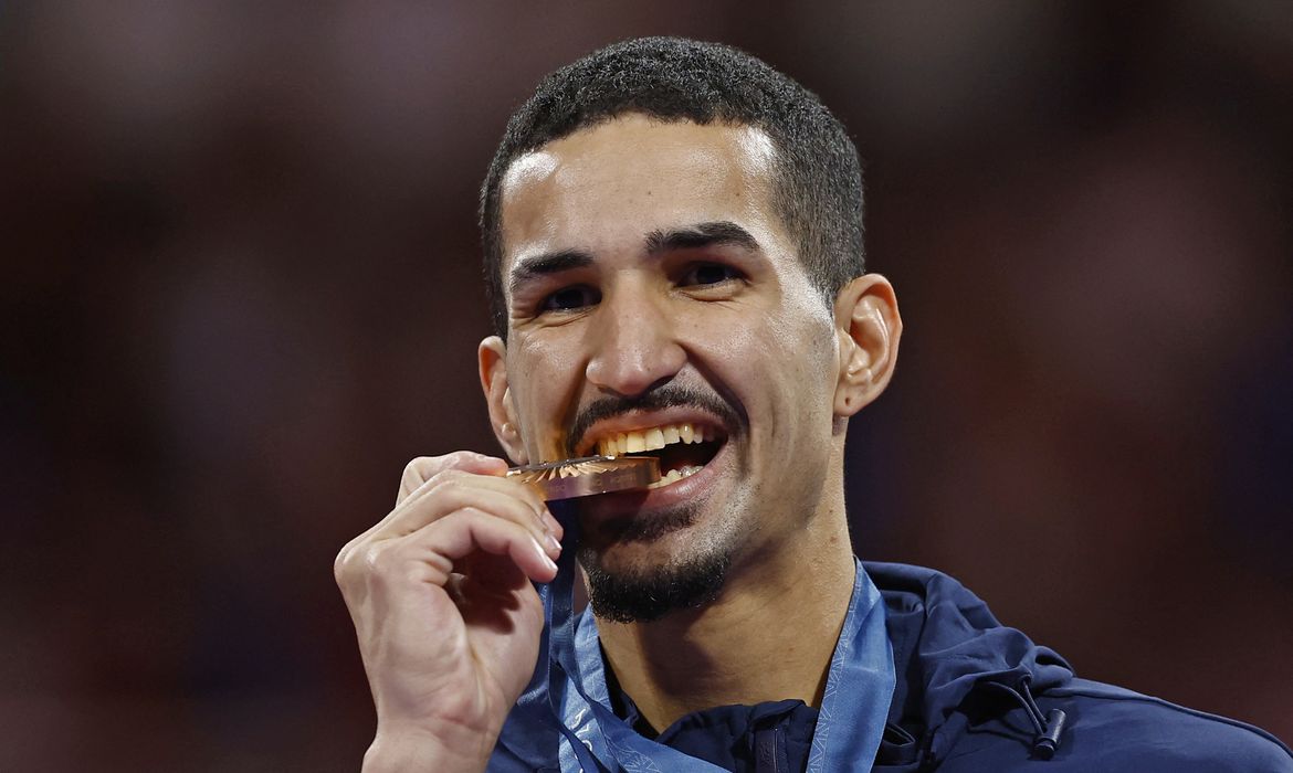 Paris 2024 Olympics - Taekwondo - Men -68kg Victory Ceremony - Grand Palais, Paris, France - August 08, 2024. Bronze medallist Edival Pontes of Brazil celebrates with his medal. REUTERS/Albert Gea