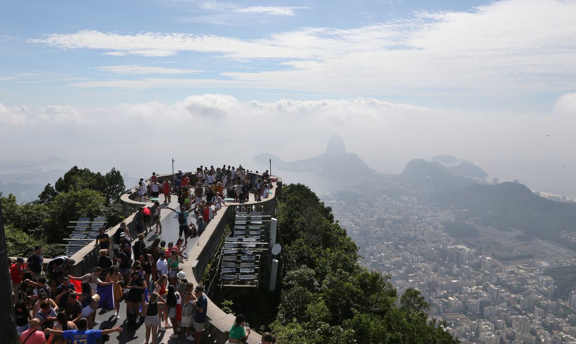 Rio de Janeiro (RJ), 23/02/2023 - Vista parcial da zona sul da cidade com visitantes do Cristo Redentor e a Baia da Guanabara e o Pão de Açucar ao fundo. (Foto:Tânia Rêgo/Agência Brasil)