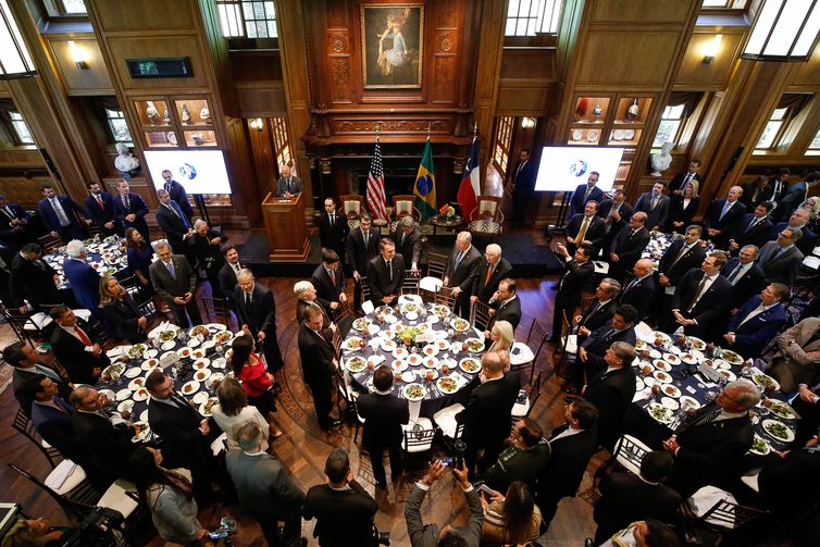 O presidente Jair Bolsonaro recebe o prêmio Personalidade do Ano concedido pela Câmara de Comércio Brasil-Estados Unidos, durante almoço oferecido pelo World Affairs Council de Dallas-Fort Worth, em Dallas (EUA).