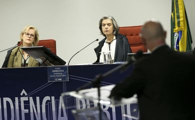 A ministra Rosa Weber e a presidente do Supremo Tribunal Federal (STF), Cármem Lúcia, durante a segunda e última audiência pública sobre descriminalização do aborto. 