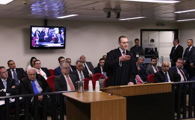 O advogado de Cristiano Zanin fala no julgamento de recurso da defesa de Lula no caso do triplex - Foto Sylvio Sirangelo/TRF4