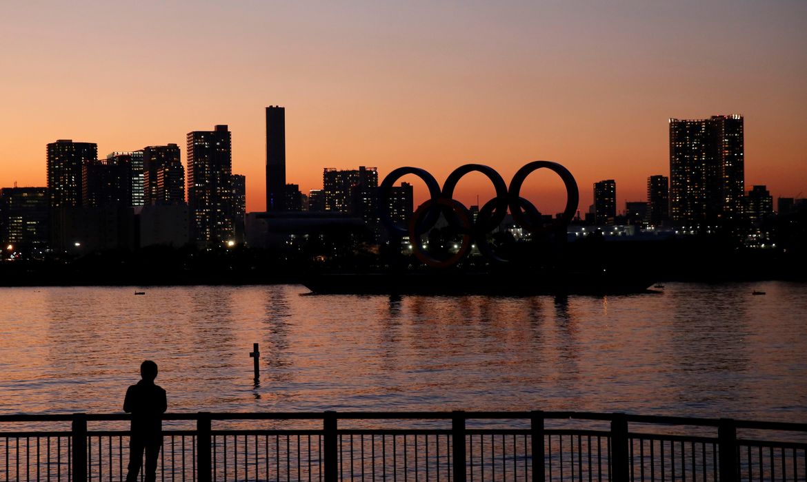 Anéis olímpicos num fim de tarde em Tóquio