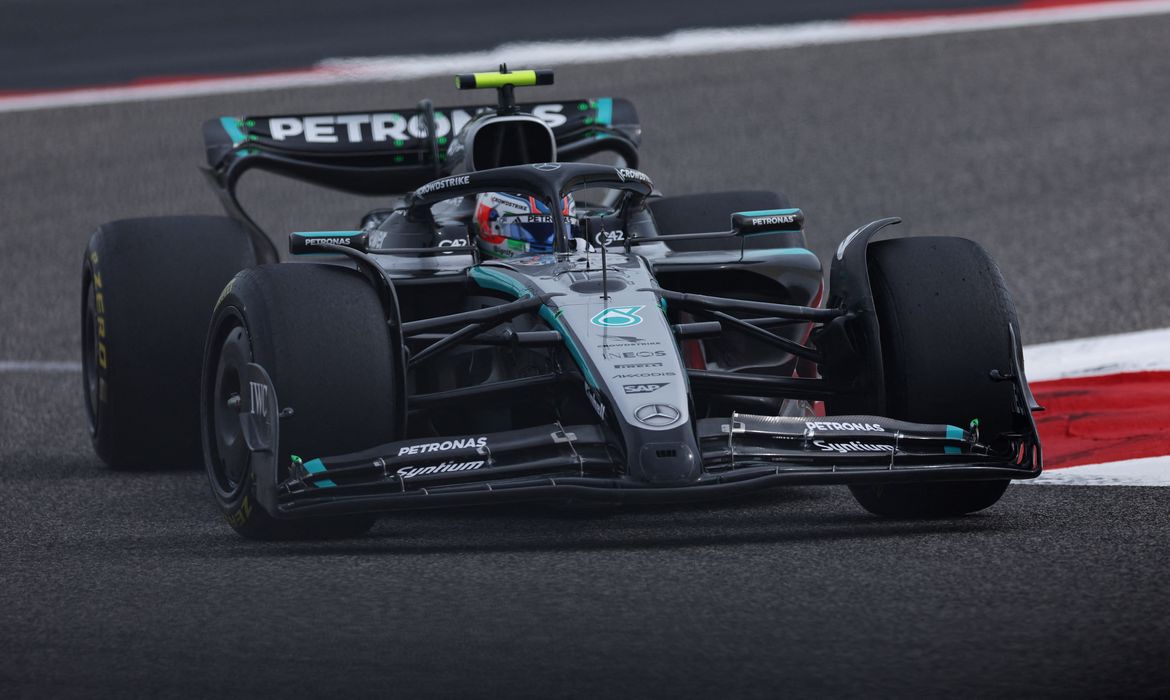 Andrea Kimi Antonelli pilota seu Mercedes durante testes da Fórmula 1 no circuito de Sakhir, no Barein
26/02/2025 REUTERS/Hamad I Mohammed