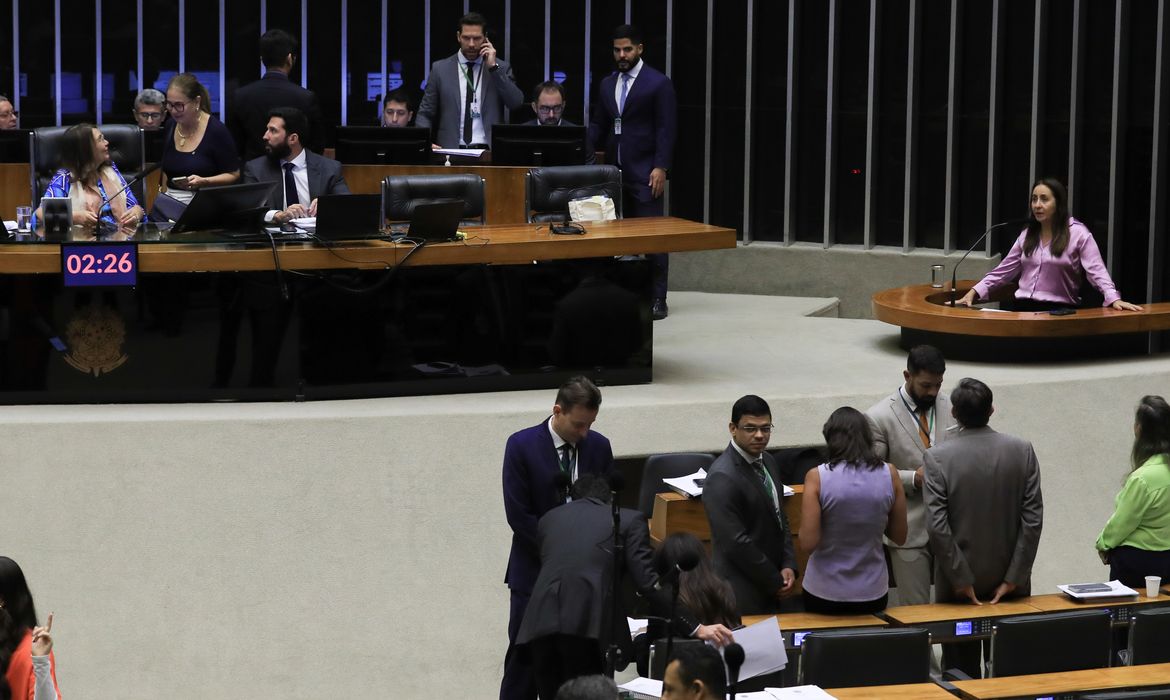 Câmara aprova projeto que pune tirar fotos de nudez sem consentimento Câmara aprova projeto que pune tirar fotos de nudez sem consentimento