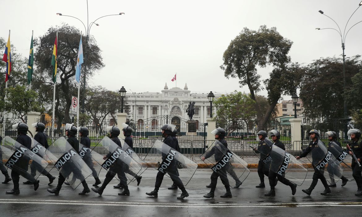 Congresso do Peru, em Lima, cercado de policiais