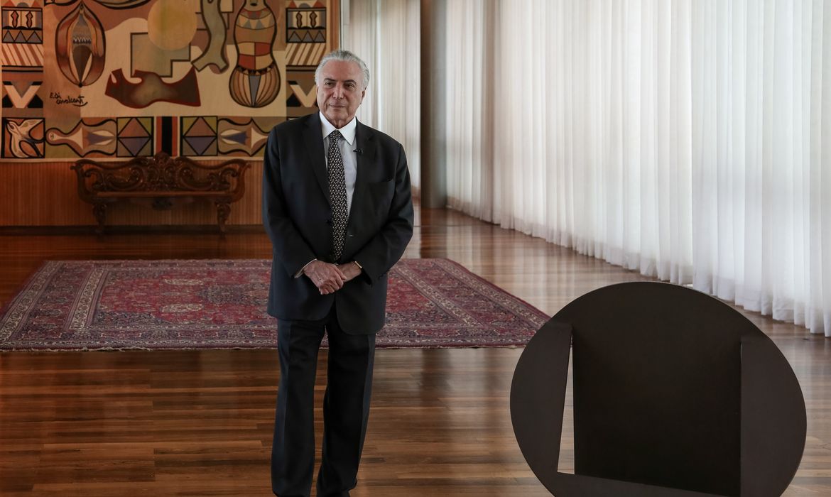 O presidente da República, Michel Temer recebe doações de obras de arte da série “Corte e Dobra”, pelo Instituto Amilcar de Castro, no Palácio da Alvorada.