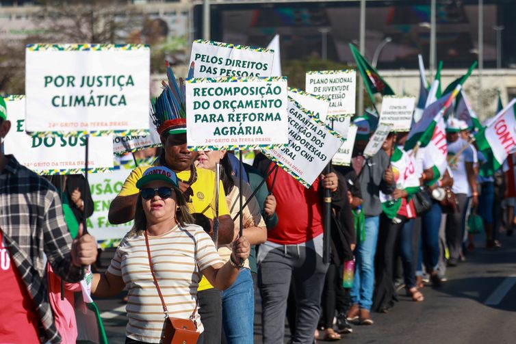 Brasília (DF) 21/05/2024 Integrantes do 24º Grito da Terra Brasil fazem passeata na Esplanada dos Ministérios <br /> Foto: Fabio Rodrigues-Pozzebom/ Agência Brasil