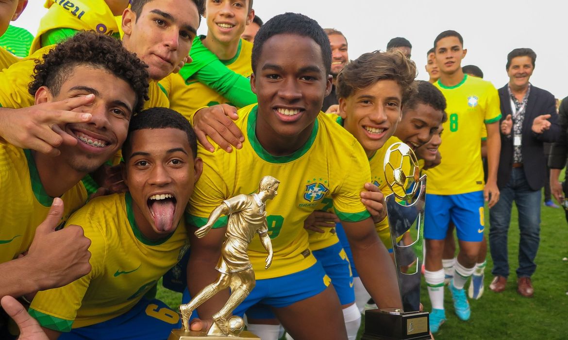 seleção brasileira sub-17 conquista torneio de Montaigu - bicampeonato - em 18/04/2022
