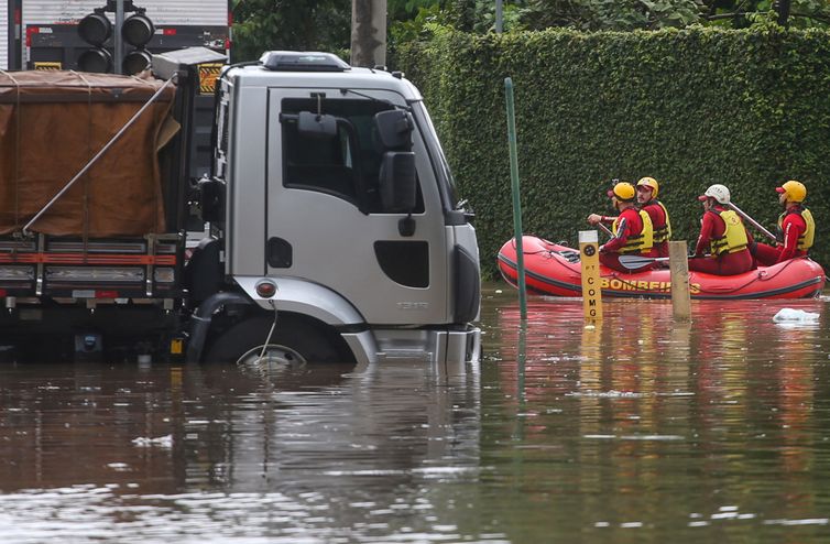 Bombeiros são vistos em um barco em uma rua inundada após fortes chuvas em São Paulo, Brasil, 10 de fevereiro de 2020. REUTERS / Rahel Patrasso
