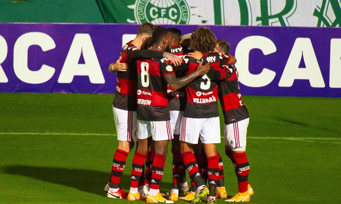 Flamengo vence a primeira no Brasileirão ao derrotar o Coritiba fora de casa