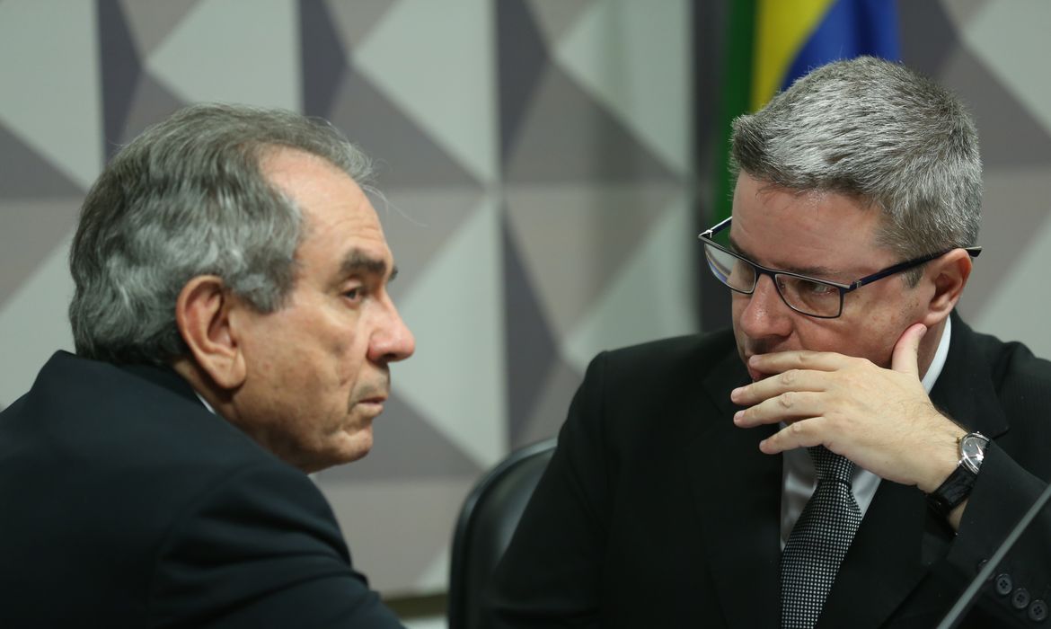 Brasília - A Comissão Especial do Impeachment se reúne para tentar acordo sobre o cronograma de trabalho apresentado pelo relator, Antonio Anastasia  (Fabio Rodrigues Pozzebom/Agência Brasil)