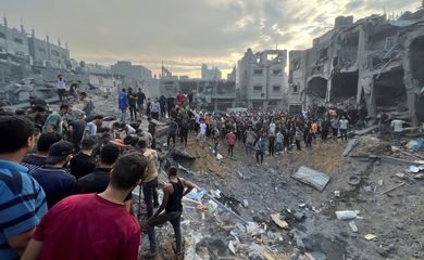 Palestinos buscam vítimas após ataque israelense no campo de refugiados de Jabalia, na Faixa de Gaza
31/10/2023
REUTERS/Fadi Whadi