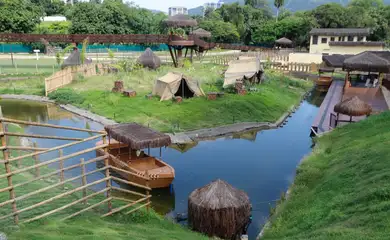 Espaço Savana Africana, no Bioparque do Rio. O espaço é cortado por um rio de 250 metros de extensão e uma passarela suspensa.