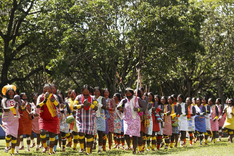 Brasília - Indígenas de todo Brasil fazem  manifestação no  Acampamento Terra Livre