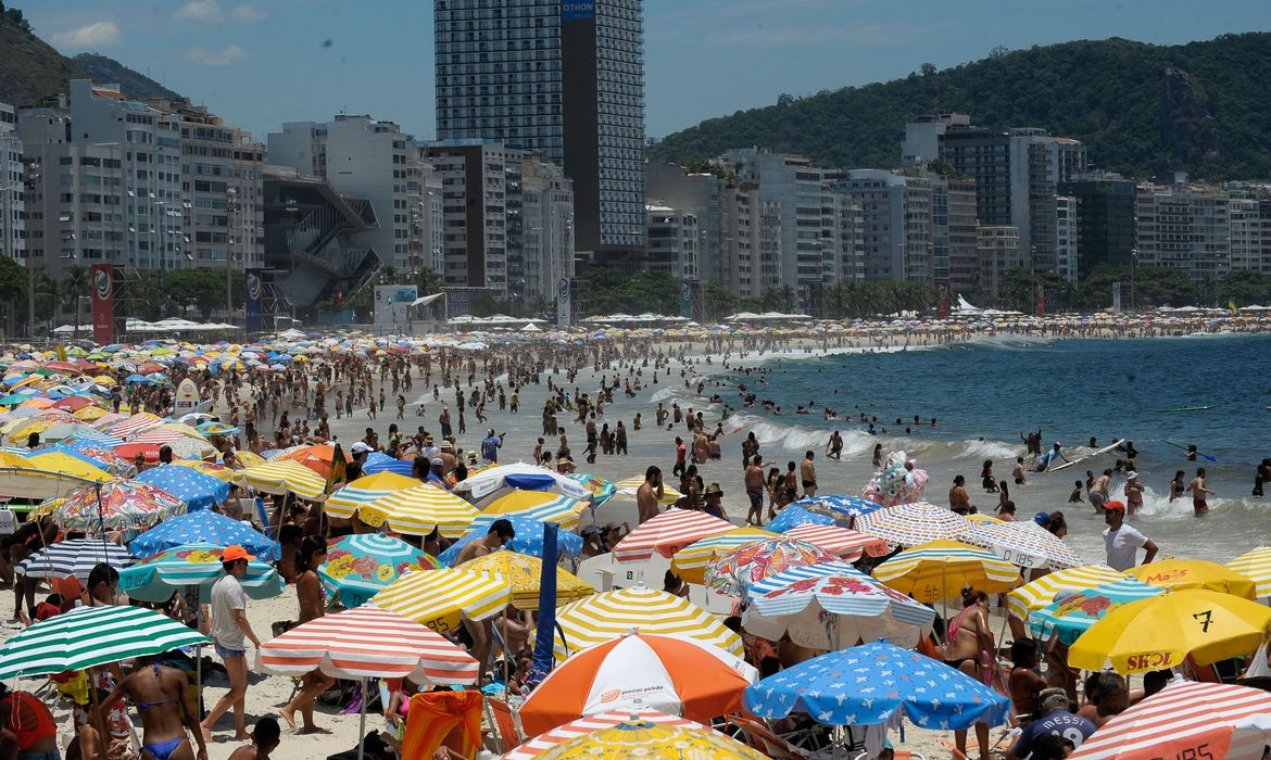 Rio de Janeiro - Praia de Copacabana no primeiro final de semana do verão no Rio de Janeiro(Fernando Frazão/Agencia Brasil)