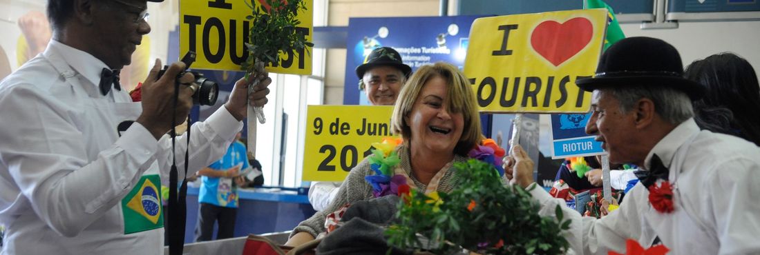 Os turistas estrangeiros que desembarcaram no terminal 2 do Aeroporto Internacional Galeão/Tom Jobim, no Rio de Janeiro, foram recepcionados com festa e cartazes de boas vindas em vários idiomas