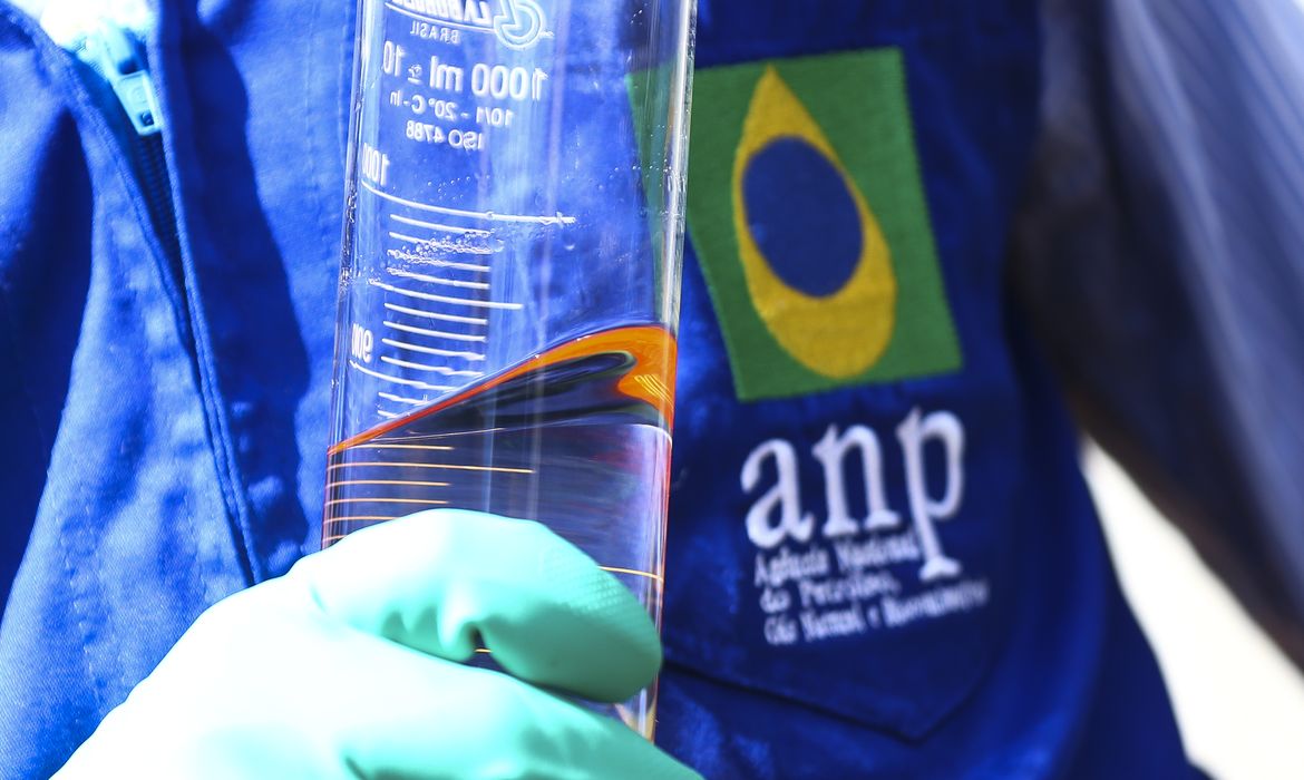Força-tarefa integrada pela Agência Nacional do Petróleo, Gás Natural e Biocombustíveis (ANP), Procon e Inmetro fiscaliza postos revendedores de combustíveis em Brasília.