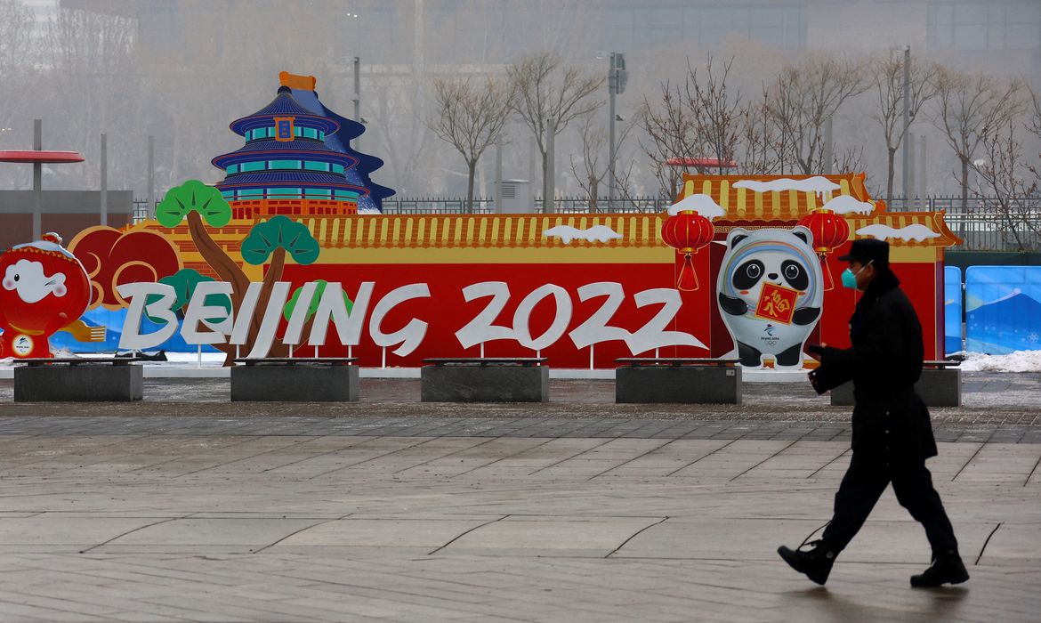 Guarda passa perto de cartas sobre a Olimpíada de Inverno Pequim 2022 em Pequim - Beijing - Jogos de Inverno