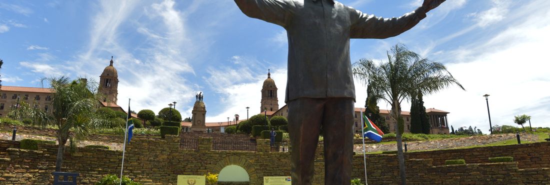 Com a presença do presidente sul-africano Jacob Zuma, foi inaugurada no jardim do Palácio Union Buildings, sede do governo, uma estátua do ex-presidente Nelson Mandela, no Dia da Reconciliação na África do Sul