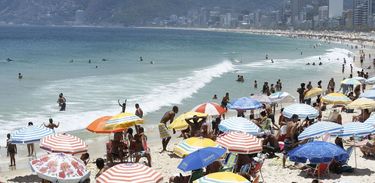 Cariocas e turistas lotam praias da zona sul do Rio