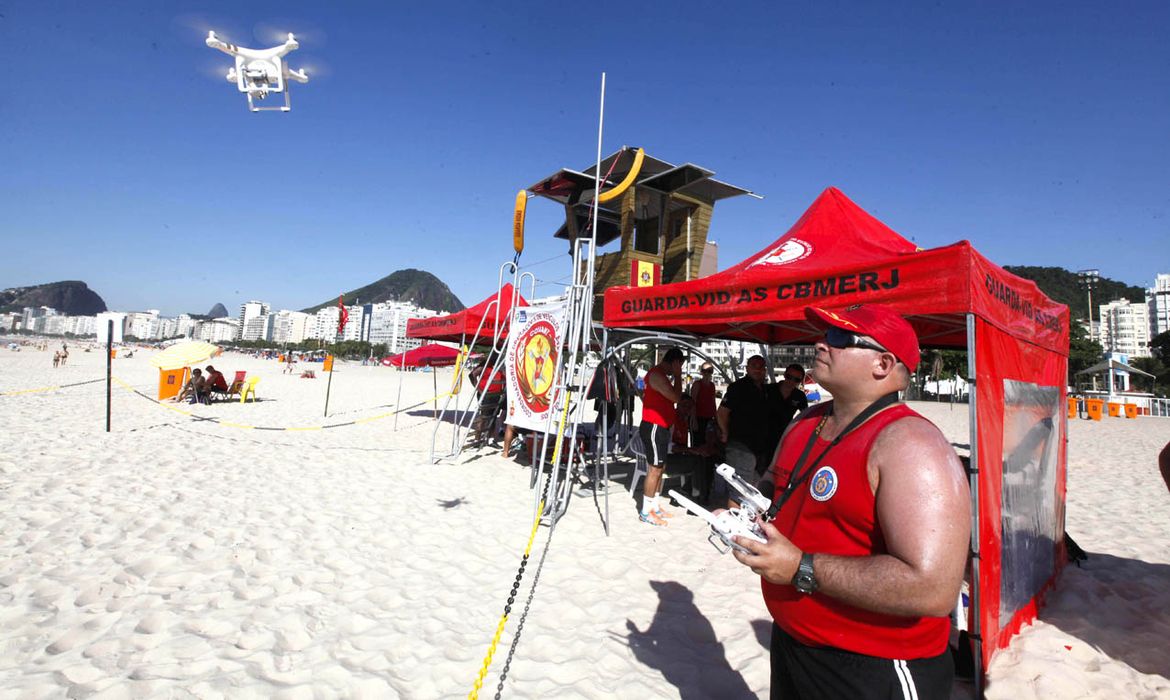 Bombeiro pilota drone que será utilizado para auxiliar salvamentos nas praias cariocas neste verão 
