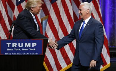O candidato republicano Donald Trump apresenta o vice, Mike Pence, na chapa que disputará as eleições norte-americanas (Agência Lusa/EPA/Jason Szenes/Direitos Reservados)

