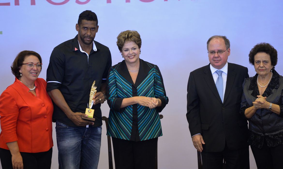 Presidenta Dilma Rousseff participa da entrega do Prêmio Direitos Humanos 2014. Recebendo o Prêmio, Mário Lúcio Duarte Costa, o goleiro Aranha (Wilson Dias/Agência Brasil)