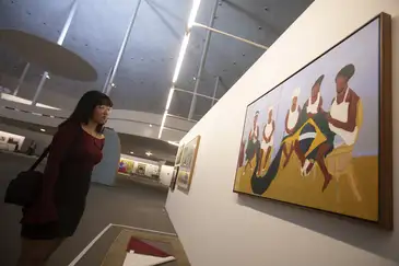 Joedson Alves/Agencia Brasil Brasília 07/02/2023 - Stefanie Lima Nascimento observa obra acrílico e pastel oleoso sobre tela do artista Elian Almeida na exposição Brasil futuro - As formas da democracia, no Museu da República.