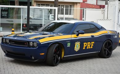 PRF usará viatura Dodge Challenger nas ações policiais.