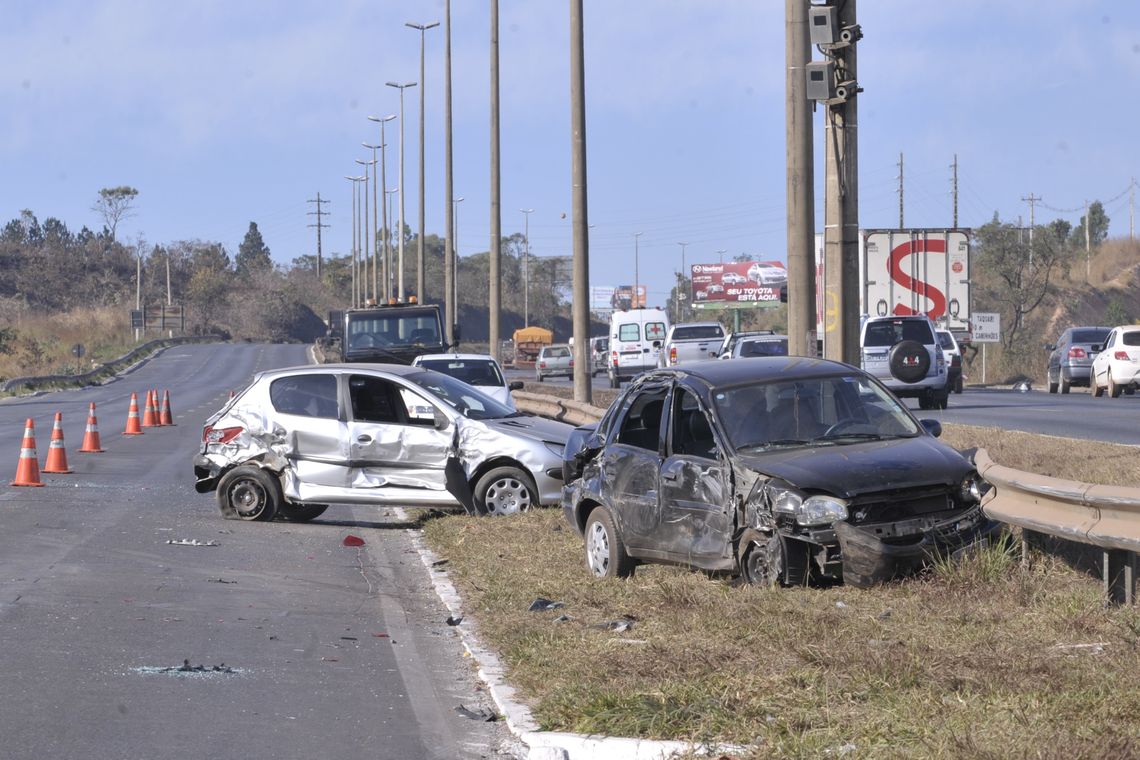 Brasília - Acidente envolvendo seis carros na BR 020, sem vítimas fatais