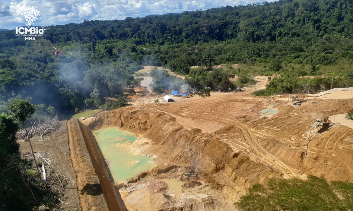 Agentes da Polícia Federal (PF), com servidores do Instituto Chico Mendes de Preservação da Biodiversidade (ICMBio), desarticularam uma estrutura de extração ilegal de cassiterita em uma região de divisa entre os estados de Rondônia e do