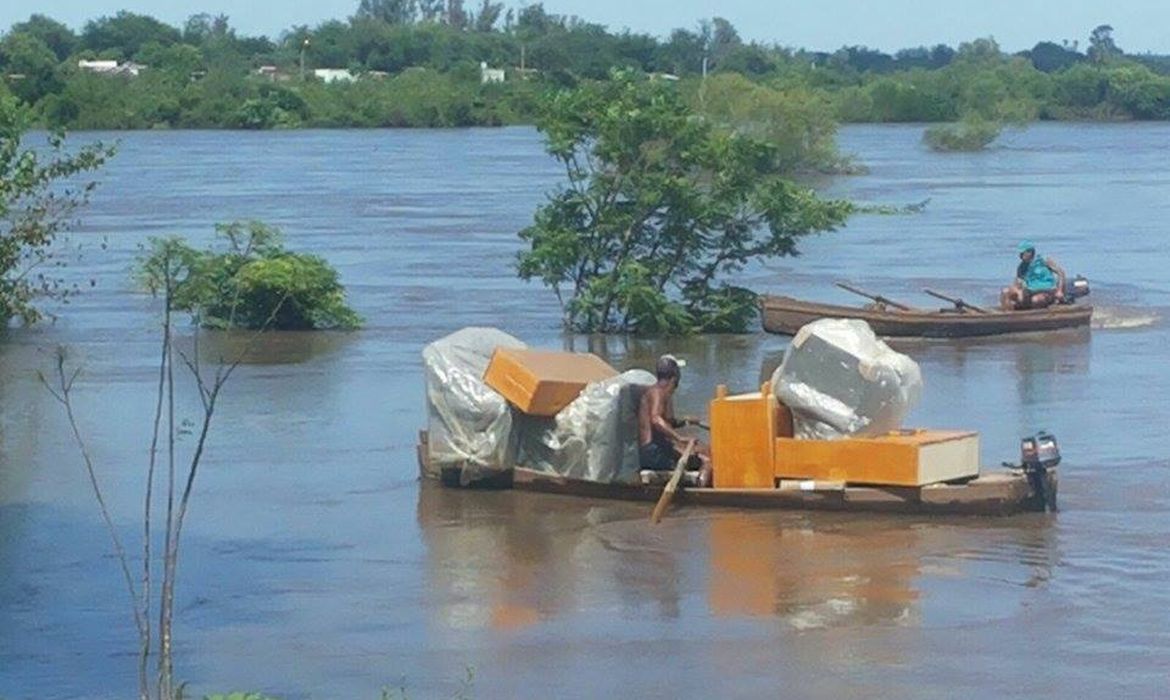 Moradores atingidos pelas cheias no Rio Grande do Sul