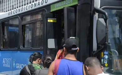 Ônibus circulam pela cidade sem ar condicionado no centro do Rio de Janeiro