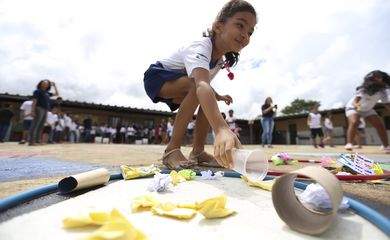 Brasília - Alunos da Escola Classe 29 de Taguatinga participam de atividades do projeto Adasa na Escola, que ensina crianças a ajudar na preservação da água (Marcelo Camargo/Agência Brasil)
