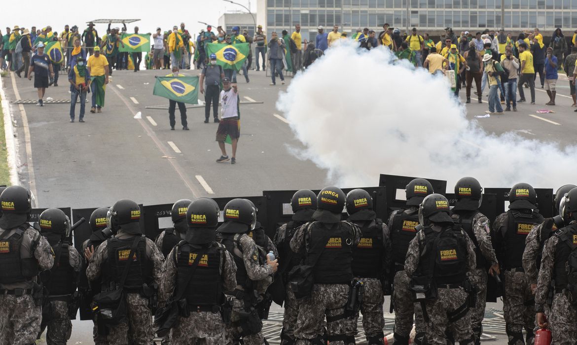 Brasilia 07/02/2023 - Manifestantes invadem predios publicos na praca dos Tres Poderes, na foto manifestantes entram em conflito com policiais da forca nacional entre os predios do Congresso Nacio e Palacio do Planalto