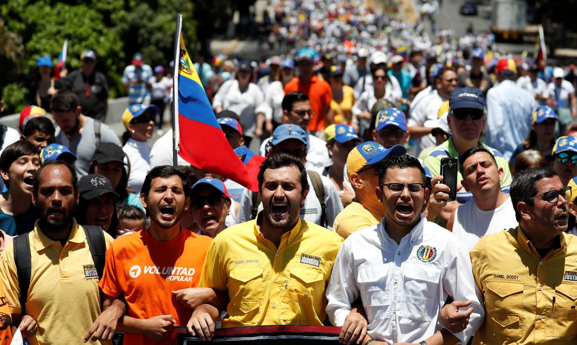 Os defensores do líder da oposição venezuelana Juan Guaido, que muitas nações reconheceram como legítimo governante interino do país, participam de uma manifestação contra o governo do presidente venezuelano Nicolás Maduro em Caracas
