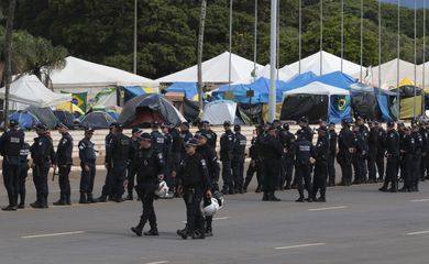 Polícia e Exército se concentram na frente do QG do Exército para desmobilização de acampamento de bolsonaristas