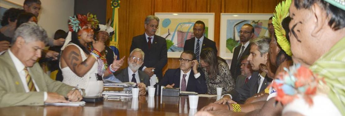 Brasília - DF, 28/05/2014 - O presidente da Câmara Henrique Eduardo Alves recebe e ouve as reivindicações da Comissão da Mobilidade Nacional Indígena.